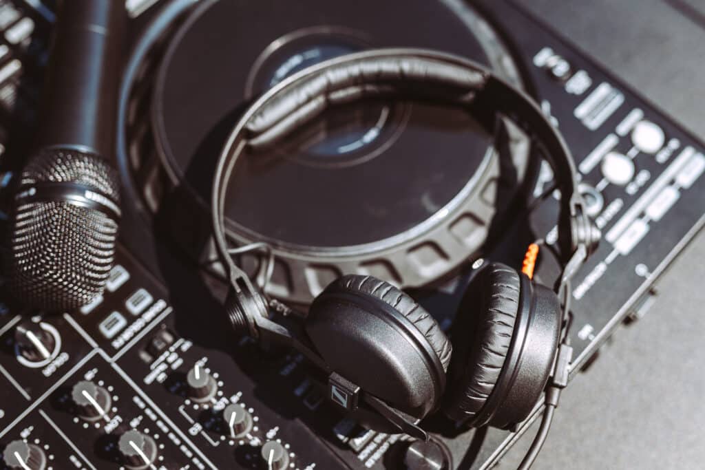 44 - businessfoto_rispa_fotografie-45 Kopfhörer auf dem DJ-Controller von DJ Martin Bohnhoff