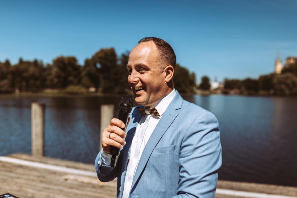 DJ Martin Bohnhoff moderiert mit Mikrofon in Schwerin