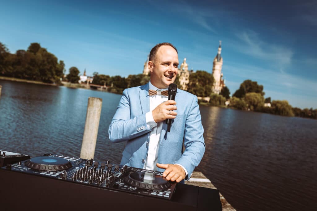 DJ Martin Bohnhoff mit Mikrofon am Schweriner Schloss