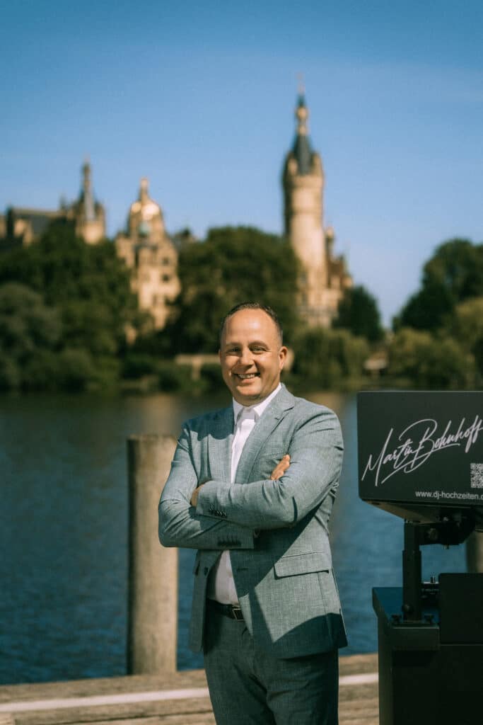 Hochzeits-DJ Martin Bohnhoff vor dem Schweriner Schloss
