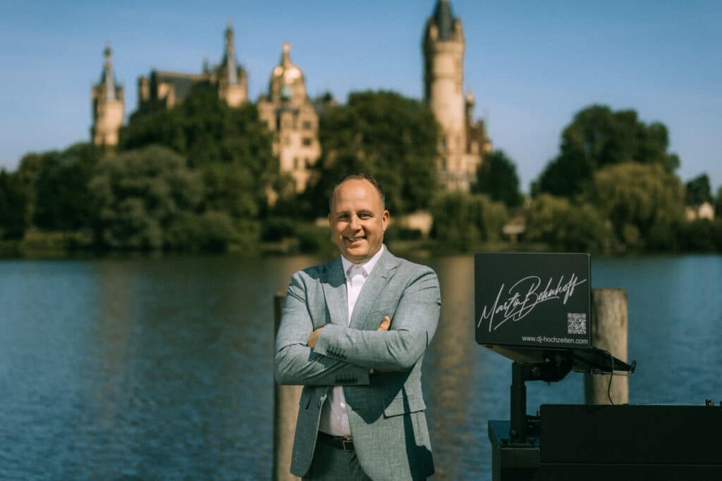Hochzeits-DJ Martin Bohnhoff vor dem Schweriner Schloss