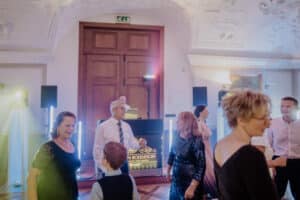 Hochzeitsgesellschaft im festlich beleuchteten Saal bei einer Hochzeit in MV