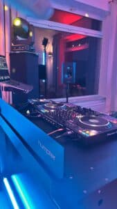 DJ-Controller im Einsatz bei einer Hochzeitsparty