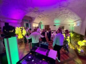 Volle Tanzfläche bei einer Hochzeit in Mecklenburg-Vorpommern mit DJ Martin Bohnhoff