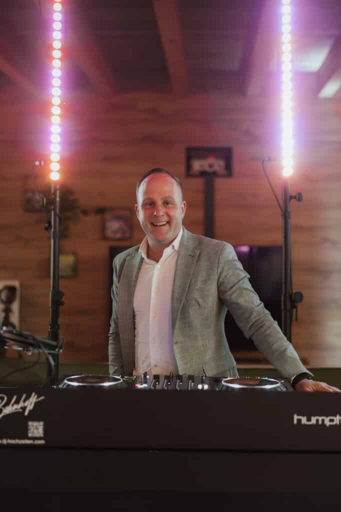DJ Martin Bohnhoff mit Lichtsäulen am DJ-Pult
