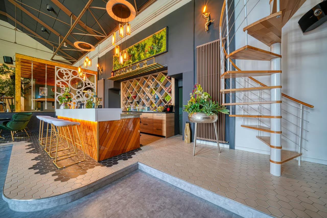 Blue Monkey Loft Brüel – Bar mit Treppe