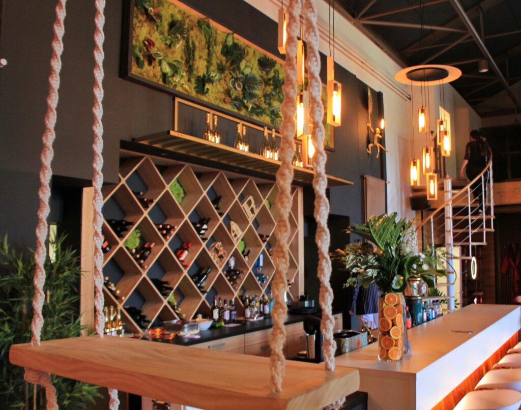 Blue Monkey Loft – Weinregal und Treppe