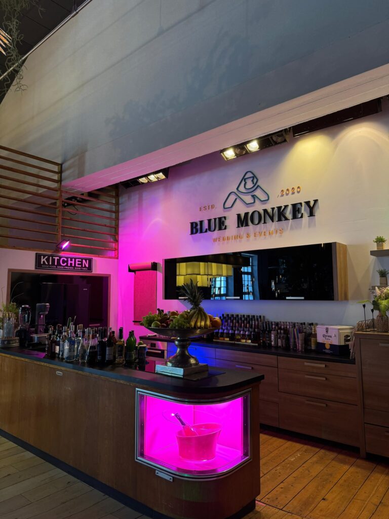 Blue Monkey Loft – Neon-Schild und Tanzfläche