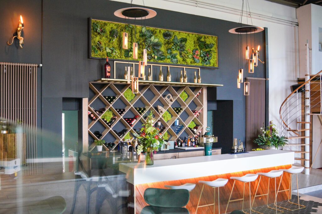 Blue Monkey Loft – Bar mit Weinregal