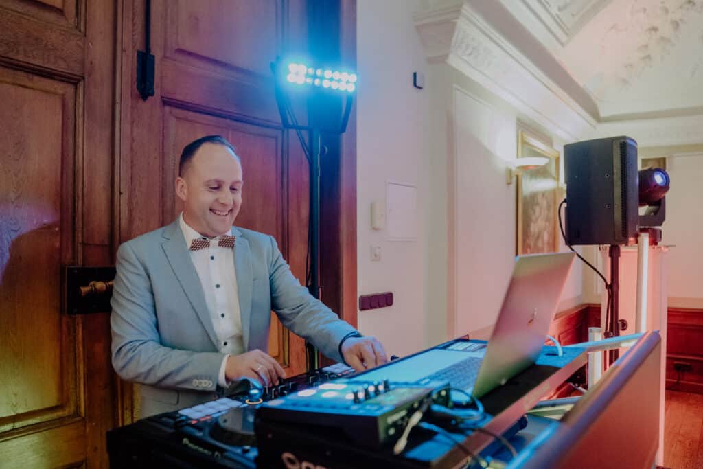 DJ Martin Bohnhoff am DJ-Pult bei einer Hochzeitsfeier
