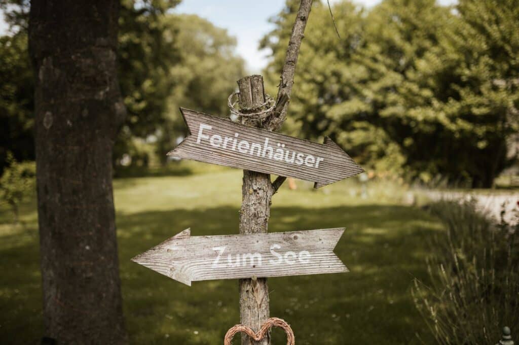 Holzwegweiser „Zum See“ am Haus am See Schwerin