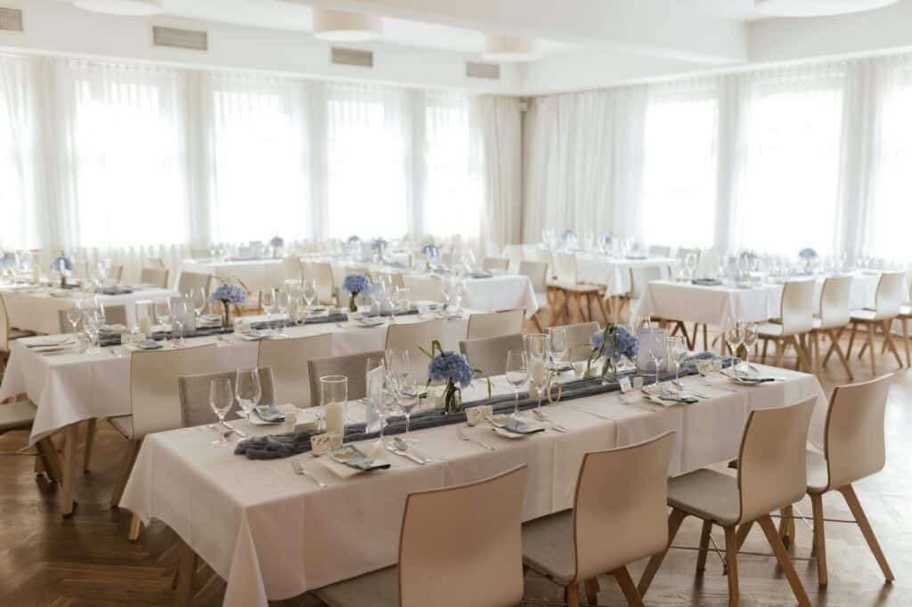 Festlich eingedeckter Saal im Haus am See Schwerin