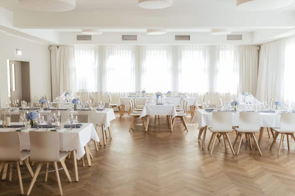 Hochzeitssaal mit großen Fenstern im Haus am See Schwerin
